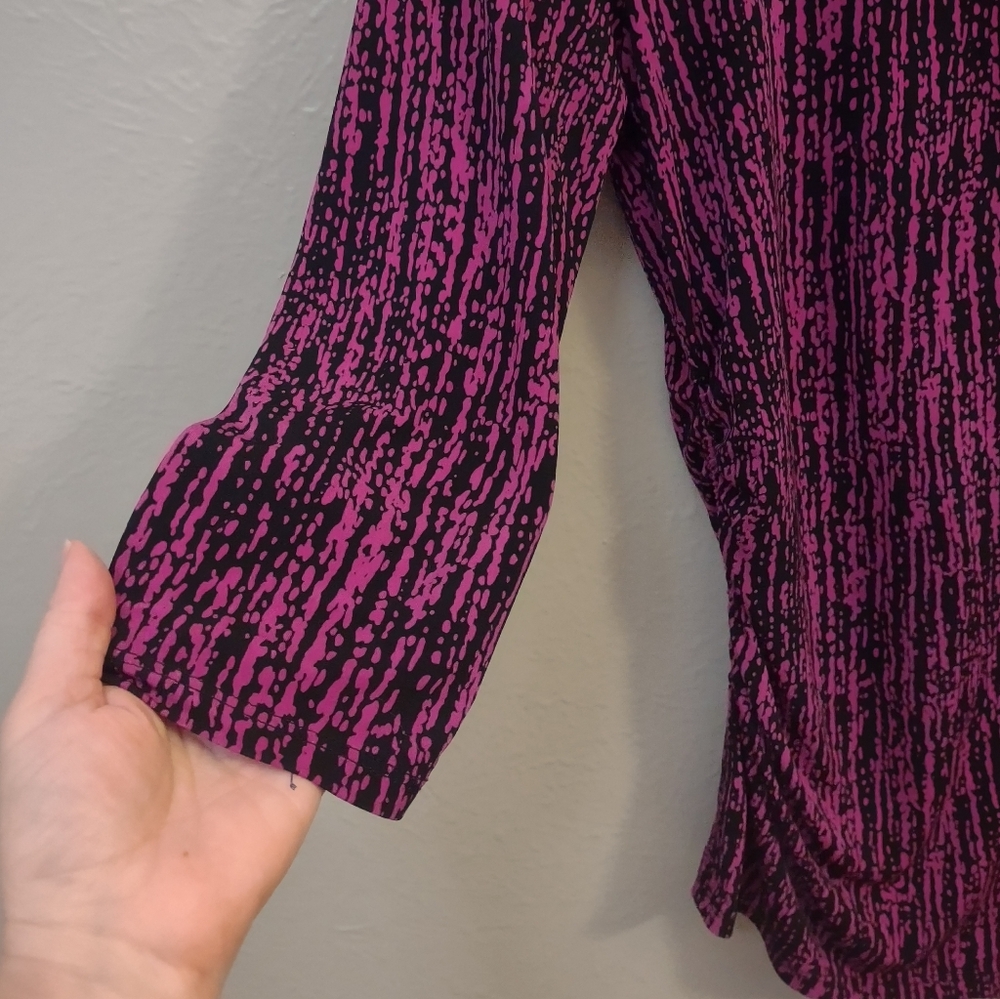 Vince Camuto Fuchsia Black Abstract Ruched Sides Stretch V-Neck 3/4 Sleeve Top - Picture 8 of 13